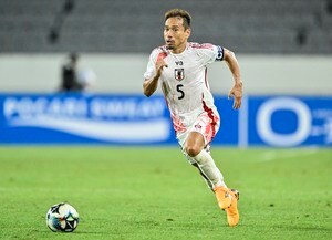 【950日ぶり代表戦出場。長友佑都が示したベテランの価値とは？(2)】「後ろにすごく安心感があった」と宇野。俵積田ら若手に細部の指示も。”30代の落ち着き”でチームを統率した長友の絶大な影響力の画像