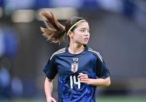 「黒がお似合いでカッケェ」「可愛い」なでしこ・長谷川唯が公開した「夜の飲食店でのピースショット」「ラクダ乗り挑戦映像」が3万良いねの大反響！「ピッチとは違う顔を見るのも…」の声の画像