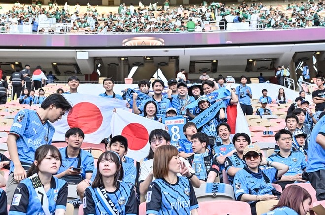 【サポーターアルバム】アジア青覇を果たすべく700人の川崎サポーターがACLE決勝に駆け付けた！ 現地で声援を送ったサポーター写真72枚「アル・アハリー川崎フロンターレ(2)」の画像037