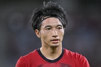 ｢岳がこんなひょっこりポーズするなんて…｣J1鹿島が4日間限定“推し活グッズ”販売！ 等身大パネルの柴崎岳ノリノリ写真が話題！｢じわるw｣｢もはやアイドル｣