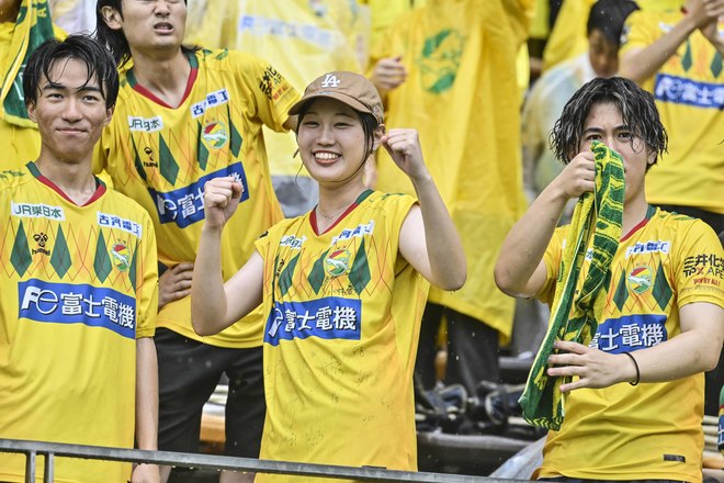 【千葉サポーターアルバム】雨の中で首位堅持のチームを後押しした「ジェフユナイテッド千葉のサポーター写真99枚」！ ゴール裏の熱狂ショット「ジェフユナイテッド千葉ーベガルタ仙台」の画像070