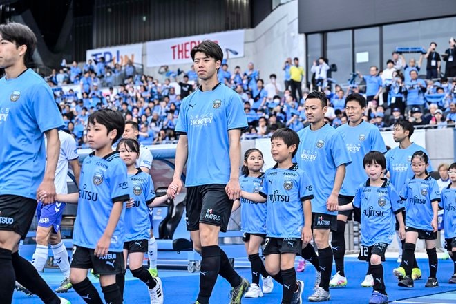 【サポーターアルバム(3)】G大阪戦での観客席＆入場時の川崎フロンターレのサポーター写真77枚！選手と手をつないだ子どもたちなど現地写真「川崎フロンターレーガンバ大阪(3)」の画像003