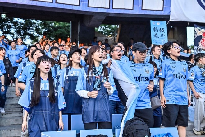 【サポーターアルバム】平日ナイターの試合前から駆け付けた川崎フロンターレのサポーター写真84枚！ 夕日に照らされながらの等々力ショット「川崎フロンターレー横浜FC」の画像059