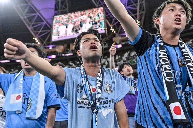【サポーターアルバム】ACLE決勝で敗退した川崎サポーターの涙の姿……試合後、現地で感情を爆発させたサポーター写真51枚「アル・アハリー川崎フロンターレ」の画像049