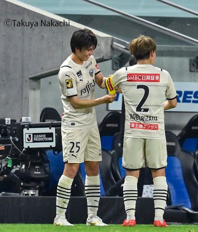 田中碧に懇願!? 副キャプテン・登里享平「キャプテンマークを巻いたドヤ顔瞬間」の画像