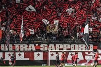 ｢三笘かと思ったぜ｣J2札幌がタイの逸材18歳の獲得発表→宣材写真に｢見間違えました｣の声！｢三笘の生き別れの弟みたい｣｢ユニフォームがまたそれを助長するのよｗ｣