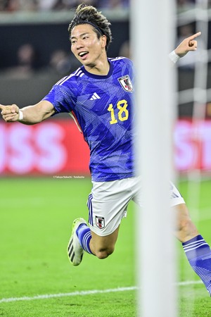 「カメラの持ち方もジャガーw」浅野拓磨がカメラを手にオフを満喫する姿が「彼氏感半端ない」と話題！「こっち向けるの反則でしょ」とファンも歓喜の全3枚を披露の画像