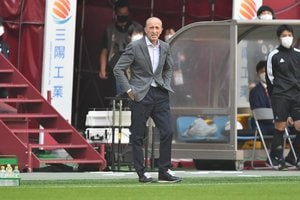 ヴィッセル神戸「ロティーナ監督が豪快ボレー含む4得点」の大暴れをツイッター投稿!スタッフ同士で行われた「大接戦ミニゲーム」の結果は?【画像】の画像