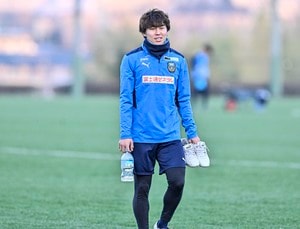 「延々見てられるのよな～」川崎フロンターレMF脇坂泰斗の「リズミカルな止める蹴る練習」が2万回再生の好評ぶり！ 新加入選手も悪戦苦闘する練習法に、「なんでっていうぐらいピタッと止まるよね」と称賛止まらずの画像