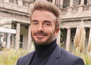 ｢あなたをとても愛しています｣ナイトの爵位授与の元イングランド代表ベッカムを元スパイス・ガールズ妻が祝福！超デレデレ顔のバックハグショットもの画像