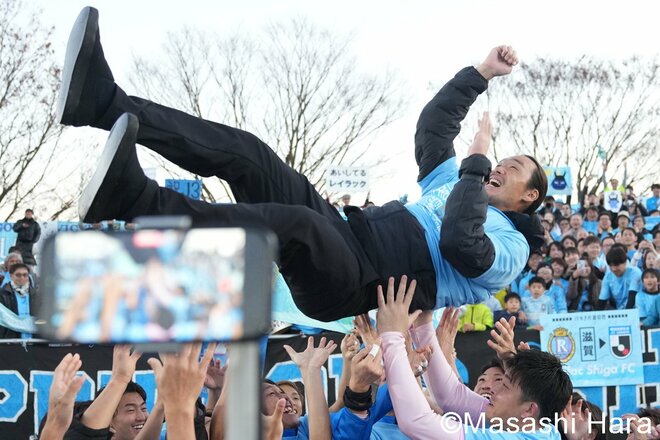 レイラック滋賀がＪ参入の瞬間を特写！宙に浮かぶ監督＆喜ぶ秋山駿とゴール裏サポーター＆熱いスタジアム！滋賀の誇りを胸に悲願成就！【アスルクラロ沼津vsレイラック滋賀FC】激闘PHOTOギャラリーの画像007