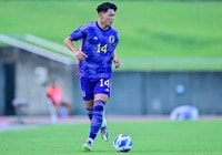 日本代表FWより輝く約40mのロング弾！｢ほんとバケモン｣20歳の日本人ストライカーがフェイエノールト撃破の立役者！W杯サプライズ招集も「マジであるだろ」