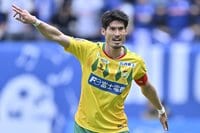 【｢サッカー批評｣選出！J2ベスト11】2025のJ2を盛り上げた11人！セーブ率トップの守護神、17年ぶりJ1復帰の立役者は決まり！高い得点力を発揮したボランチも文句なし！【GK＆DF＆MF編】