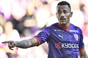 無敵スター状態の｢マリオにしか見えない｣京都FW得点王の理解不能な高速カウンター！｢ひげトラップ｣からの｢Bダッシュ｣に｢背中の“任天堂”が似合い過ぎる(笑)｣の画像