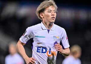 「泣いた」「これは感動」広島MF満田誠が迎えた“クラブ史に刻まれる歴史的光景”が感動を呼ぶ！クラブのレジェンドとの運命的な重なりに、「生で見れたこと絶対忘れない！」の声の画像