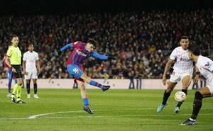 「メッシが宿ってる」バルセロナの天才MFが6連勝に導く「超人的スーパーミドル」を決めた!キックフェイントで「2人転倒」の神業からのゴラッソとは?【動画】の画像