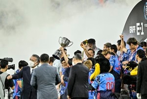 サッカー日本代表がE-1優勝トロフィーを「真っ2つに破損」！「サンフレッチェ広島の呪縛」が森保ジャパンに降りかかった⁉の画像