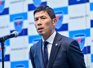 横浜FCが1年でのJ1復帰へ新体制発表！ 四方田監督は「降格して選手が流出する可能性もあったが…」と充実の新戦力に期待……チームは2つの目標を掲げるの画像