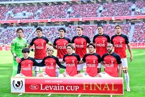 「おおおお！素敵ですな！」浦和9選手が写った興梠慎三ゆかりの「ローストチキン店訪問ショット」公開！「地元のお祭りにプライベートで参加する浦和の選手って素敵」と話題にの画像