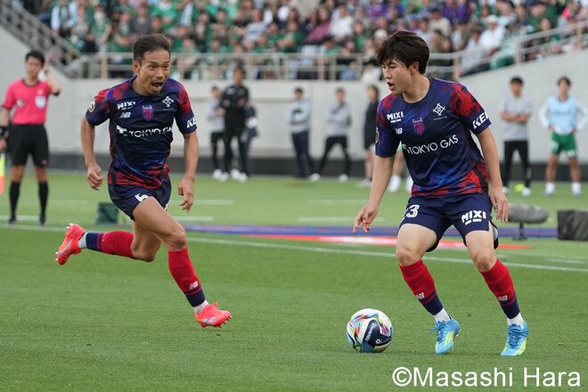 執念の逆転勝利で首位と勝点4差！白熱の“東京ダービー”を現地撮り！気迫の室屋成、躍動の佐藤龍之介、華麗な長倉幹樹！長友佑都と愛息たち＆試合後の集合ショットも【FC東京vs東京ヴェルディ】激闘PHOTOギャラリーの画像007