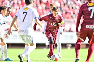 「79年組サイコ〜」本山雅志氏の引退試合“モトフェス”の黄金世代肩組み写真が胸熱！「イナも小野もアントラーズのユニが似合ってる!!」「懐かしさ、幸せ感じた」との声の画像