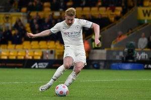 デ・ブライネが「逆足ハットトリック」含む4ゴール!「わずか17分で3得点」…宿敵リバプールを再び遠ざける「圧巻ゴールラッシュ」とは?【動画】の画像