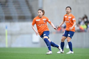 「羨ましいです」大宮アルディージャVENTUSの鮫島彩＆仲田歩夢が1日店長としてファンと触れ合う！ ユニフォーム姿でサインや記念撮影など大サービス！の画像