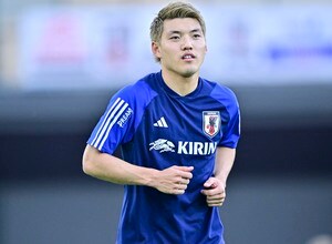 「大物感増し増し」新10番・堂安律のスーツ＆サングラス姿に「きまってる」「笑顔ステキ」と3時間で2万いいね！ 背後のDFにも「写ってるのさいこう」の声の画像