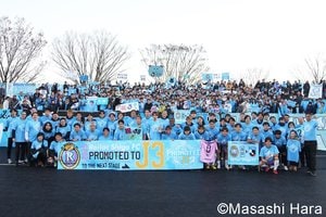 レイラック滋賀がＪ参入の瞬間を特写！宙に浮かぶ監督＆喜ぶ秋山駿とゴール裏サポーター＆熱いスタジアム！滋賀の誇りを胸に悲願成就！【アスルクラロ沼津vsレイラック滋賀FC】激闘PHOTOギャラリーの画像