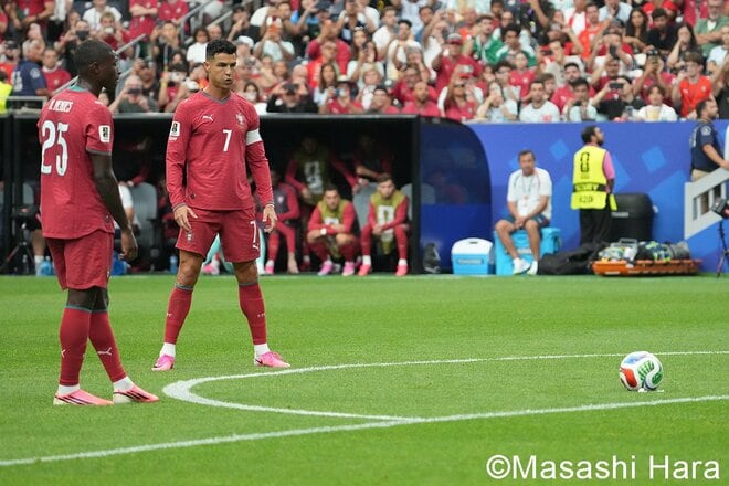 CR7躍動！集合写真での“つま先立ち”からついに出たゴールパフォ！計画通りのフリーキック？ 現地カメラマンが見た“ロナウド意地”とポルトガル代表の団結力！【ポルトガル代表vsウズベキスタン代表】激闘PHOTOギャラリーの画像006
