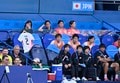 負傷離脱・清水梨紗のために長谷川唯が試合後のピッチで観客席に「盟友のユニフォーム」掲げる……試合中はベンチにかけ、離れていても共闘姿勢見せるの画像004