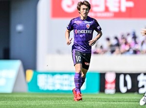 「ラグビーの練習やん」「さすが重戦車」J1京都サンガのキャンプ中の「タックル練習」が大反響！ 新助っ人FWの体躯に負けぬ10番に「倒れず踏ん張れてるのすごい」と称賛の声もの画像