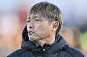｢なんでヤットと挨拶？｣G大阪の新規スポンサー発表に遠藤保仁コーチが登場！相手社長との“異例すぎる2ショット”に｢すごい縁｣｢名刺交換で5度見してまうわ｣の画像
