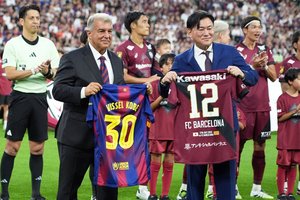 ｢ヨーロッパのクラブみたい｣J1神戸のACL用ユニフォーム発表！究極のシンプルさに戸惑いも｢背番号ゴールドは最高！｣｢襟があるのが格好いい｣の画像