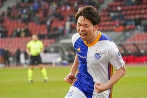 見事な飛び出しからのダイレクト弾！   サッカー日本代表・川辺駿がスイスで｢今季3ゴール目｣! 瀬古歩夢もフル出場を果たしたグラスホッパーが｢3-0快勝｣【動画】の画像