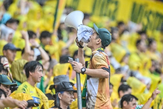 【千葉サポーターアルバム】雨の中で首位堅持のチームを後押しした「ジェフユナイテッド千葉のサポーター写真99枚」！ ゴール裏の熱狂ショット「ジェフユナイテッド千葉ーベガルタ仙台」の画像050