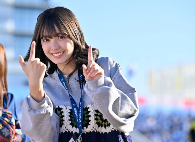 「超絶可愛い」「反則級の!?可愛さ…」J1昇格クラブのスタジアムMCを務める「人気女優の制服でのボールひざ乗せショット」が大反響！ グラビアにも挑戦するなど多彩な活躍を披露中 の画像001