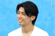 ｢スポンサーもよく認めたな｣斬新“3連ロゴ”のマンU新3rdユニが話題！昨季21アシストの主将＆なでしこW杯得点王もモデル抜擢｢シンプルでかっこいい！｣｢なんで縦配列に…｣の画像