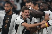 【W杯】｢まさかの日本推し!?｣元ドイツ代表ミュラー、名将クロップの隣で“因縁”の日本代表ユニ着用！カタールの悲劇を越えた胸アツ姿に世界が騒然