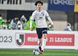 「うま!!!」「美しい」横浜FC中村のSBなのに中央で「180度ターン」映像に興奮の声！ 相手選手も膝から崩れ落ちる美技に、「改めて見て、やっぱりすごい」と反響の画像