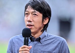 「講習メンバーが豪華」43歳誕生日を迎えた中村憲剛氏のS級ライセンス講習会での“祝福集合写真”に反響!「主役の後ろを陣取るウッチーさすがです」の声の画像