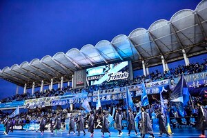 「この3人で写真なんてたまらねえ!!」川崎J1初昇格の原動力となったOB集合にファン感激！「俺の青春御三方」「佐原センター似合いすぎる」などの声の画像