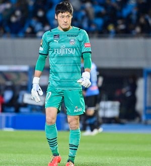 元日本代表10番のサプライズ登場にどよめき！｢まさかすぎる｣｢真の男と男の友情｣栃木GK丹野研太の引退セレモニーに中学時代からの“旧友”が花束を手に駆け付ける！の画像