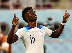 「なんであんなに落ちるんや」アーセナル所属のイングランド代表FWブカヨ・サカが”ドライブボレー”を突き刺す! カタールワールドカップ初戦を快勝に導くスーパーゴールの画像