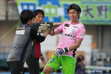 画像・写真：湘南GK富居大樹のロスタイム負傷交代で臨時GKも勝ち点死守