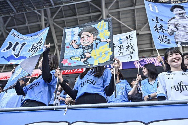 【サポーターアルバム】敵地で勝利を掴んだ川崎フロンターレのサポーター写真75枚！ 圧巻の応援で勝ち越し導く「サンフレッチェ広島ー川崎フロンターレ」の画像040