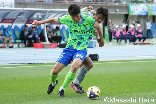 岡山初サムライブルー招集の｢18歳の超新星｣が先制ゴール、湘南から招集｢21歳の司令塔｣と本気デュエルも…試合後はともに空港へ【湘南ベルマーレvsファジアーノ岡山】激闘PHOTOギャラリーの画像004