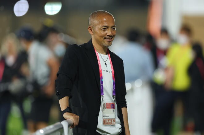 「是非ともスペイン戦に出場して欲しいです」元サッカー日本代表MF小野伸二がカタールに到着! 「トロフィー」を掲げる姿と「Tシャツ」にファン注目の画像