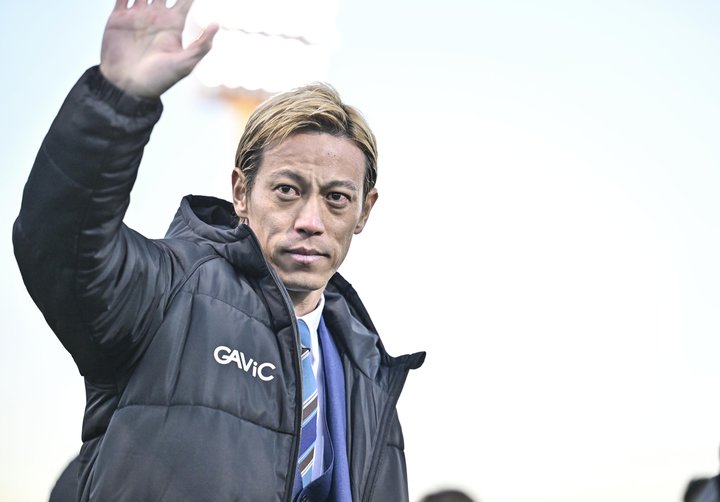 ｢絶対にユニフォーム買います！｣本田圭佑がシンガポールでお披露目“青×オレンジ”背番号4のユニ姿に熱狂＆興奮！｢アルビカラーの本田圭佑が見れる日が来るとは｣