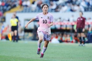 「はっぴ姿が可愛すぎる!」なでしこ岩渕真奈が湘南ベルマーレのユニフォーム姿など披露！「素敵な笑顔」「子どもたちから大人気」と称賛集まるの画像